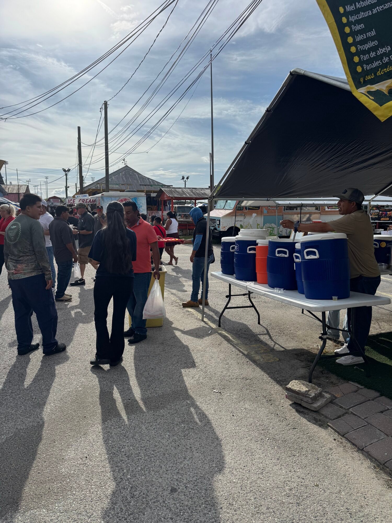 Visitantes de Mi Pueblo Flea Market