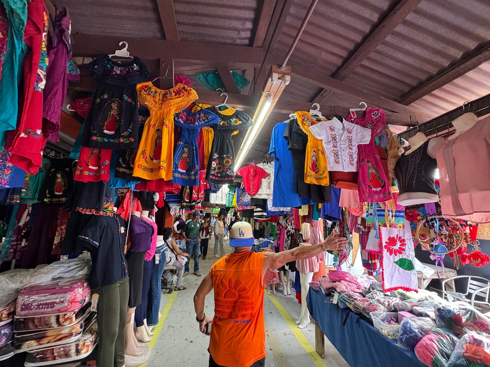 Familias visitando Mi Pueblo Flea Market